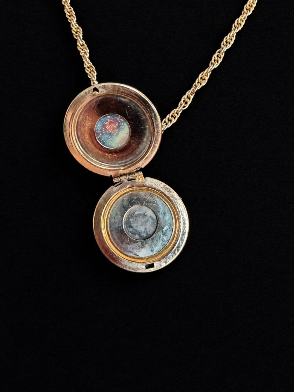 Vintage Portrait Locket Necklace Gold Tone Romantic Courting Scene 30" Chain - Picture 4 of 5